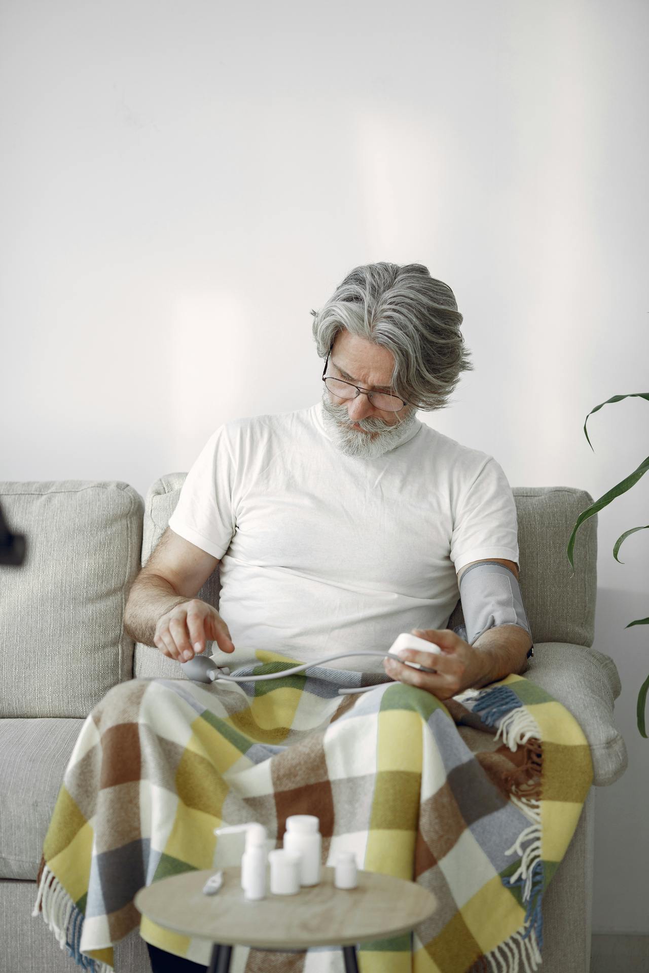 Osoba praktykująca techniki oddechowe w spokojnym otoczeniu